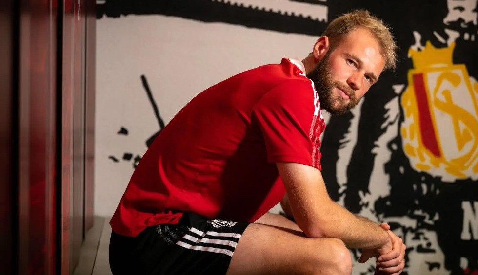 A generic square placeholder image with rounded corners in a figure.