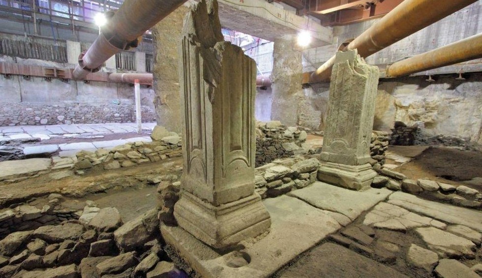 A generic square placeholder image with rounded corners in a figure.