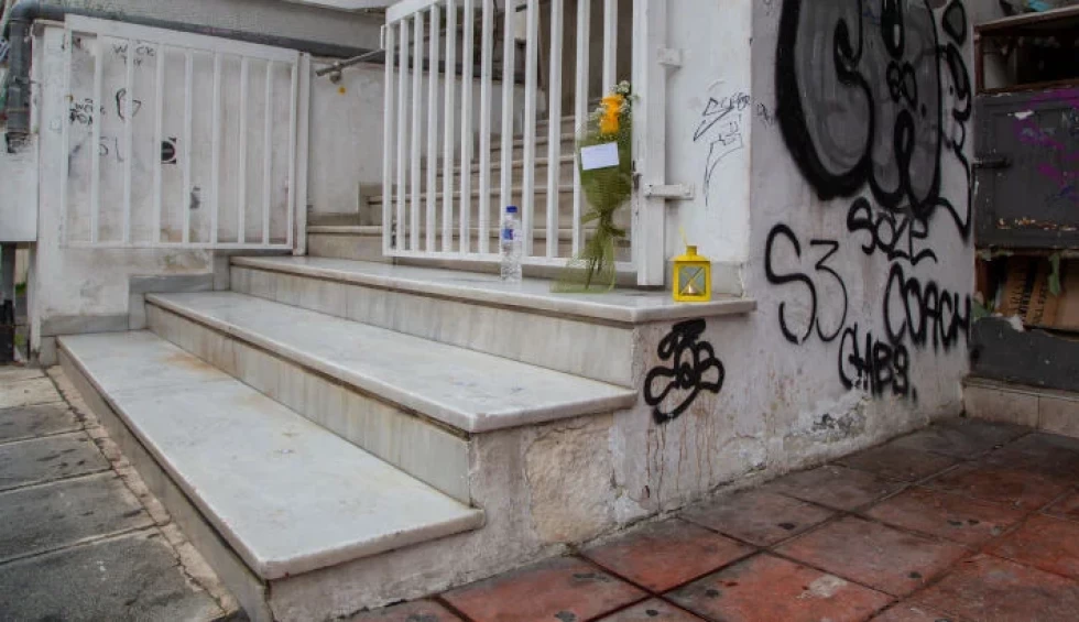 A generic square placeholder image with rounded corners in a figure.