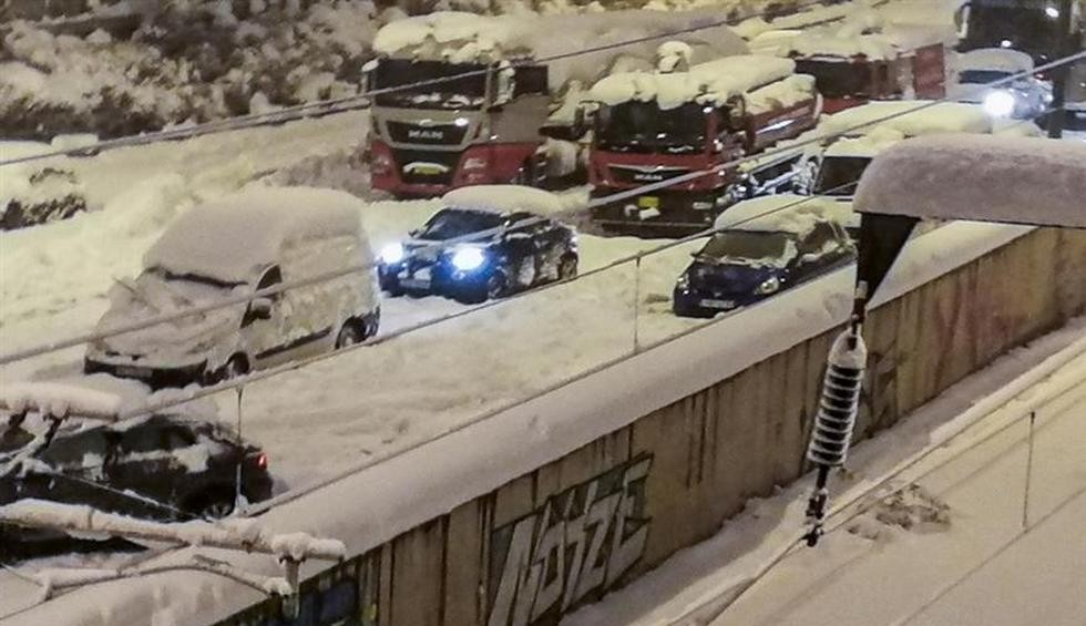 A generic square placeholder image with rounded corners in a figure.