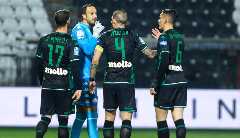 A generic square placeholder image with rounded corners in a figure.