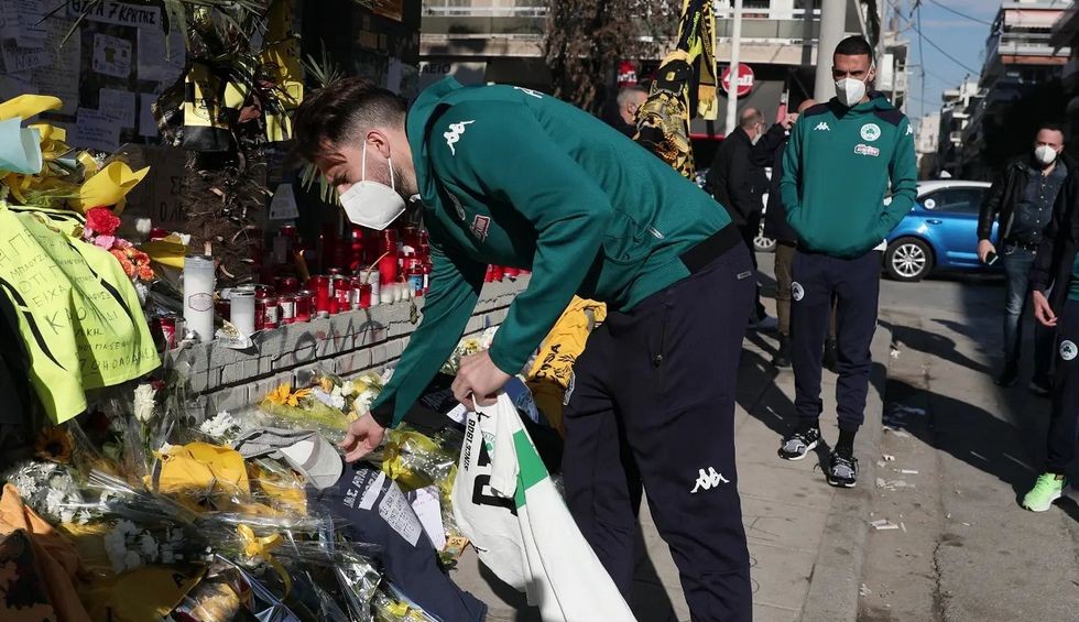 A generic square placeholder image with rounded corners in a figure.