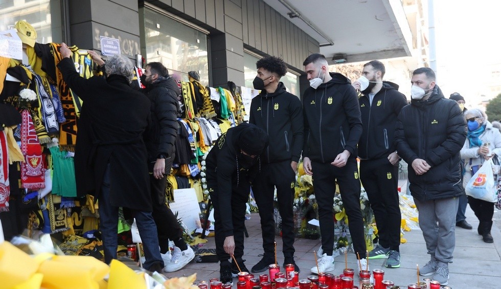 A generic square placeholder image with rounded corners in a figure.