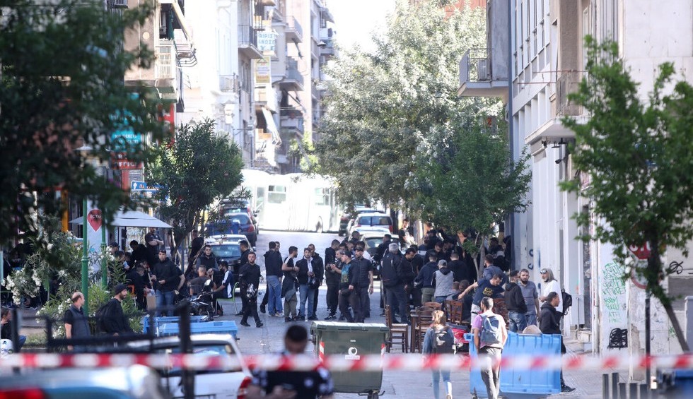 A generic square placeholder image with rounded corners in a figure.