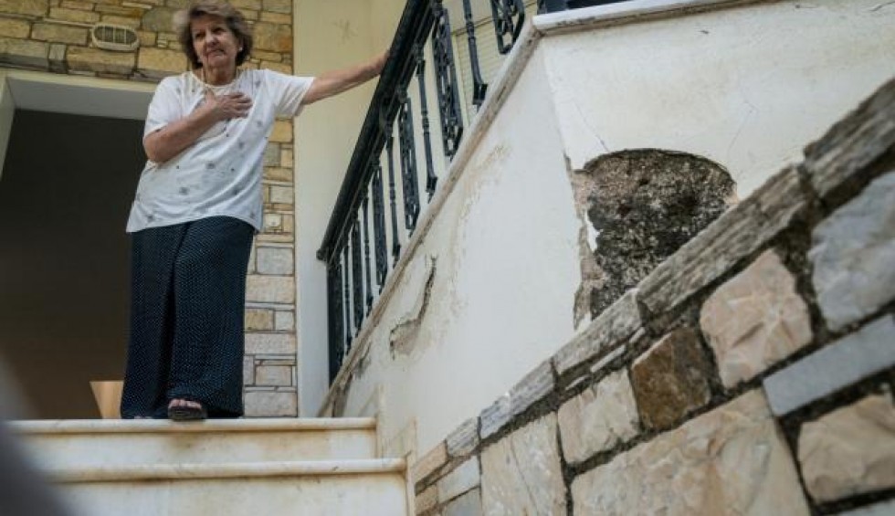 A generic square placeholder image with rounded corners in a figure.