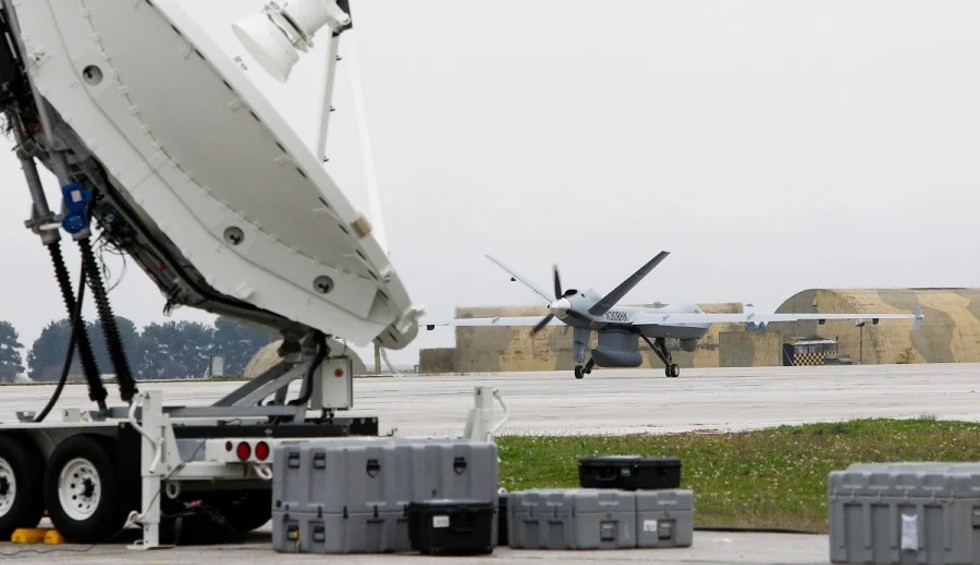 A generic square placeholder image with rounded corners in a figure.