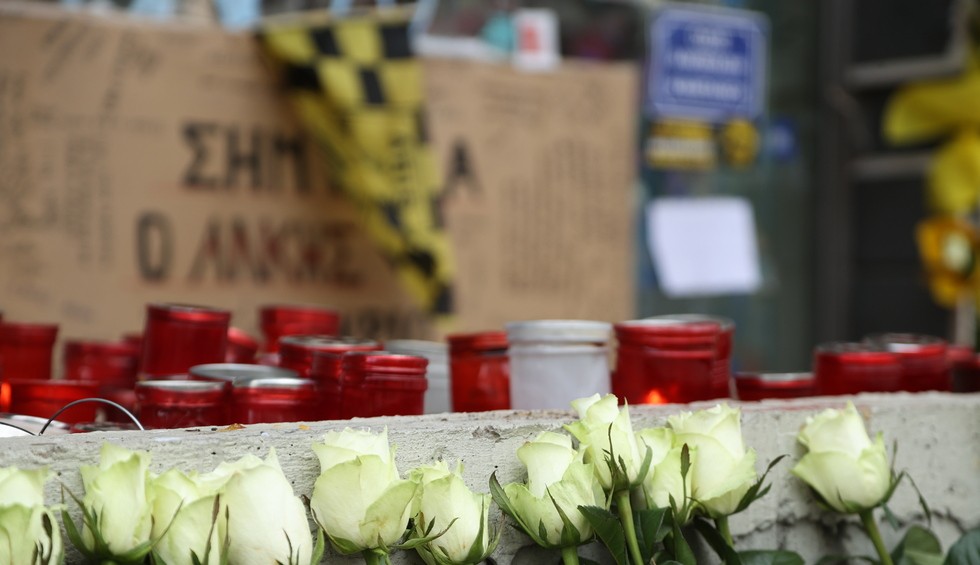 A generic square placeholder image with rounded corners in a figure.