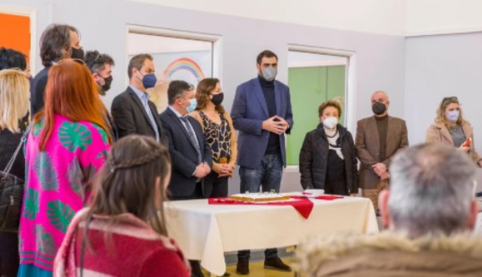 A generic square placeholder image with rounded corners in a figure.