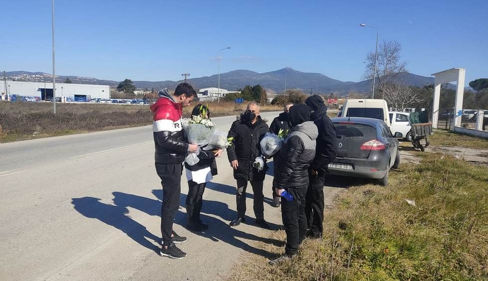 A generic square placeholder image with rounded corners in a figure.