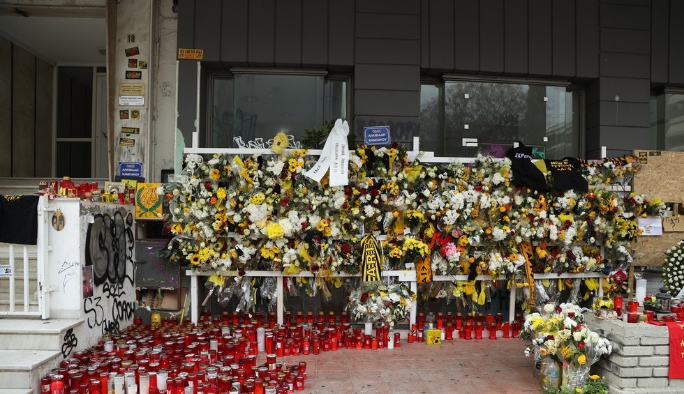 A generic square placeholder image with rounded corners in a figure.