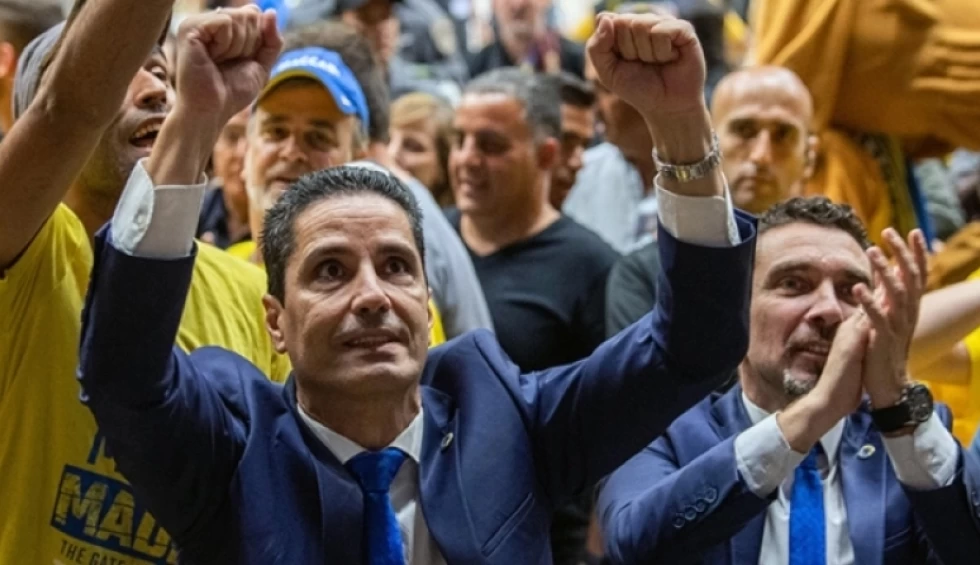 A generic square placeholder image with rounded corners in a figure.