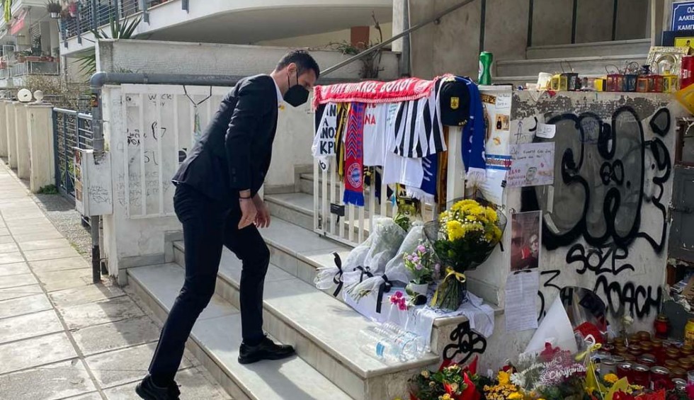 A generic square placeholder image with rounded corners in a figure.