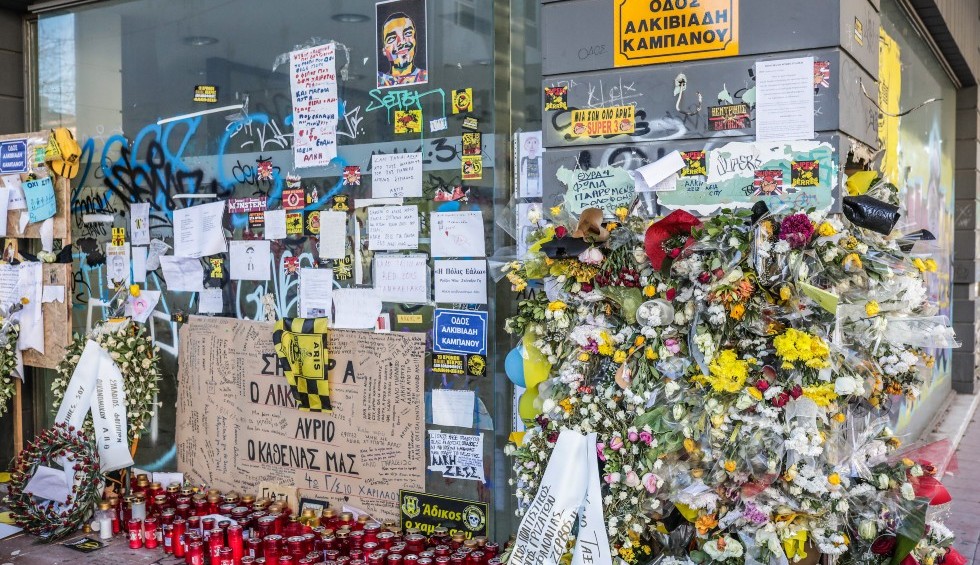 A generic square placeholder image with rounded corners in a figure.