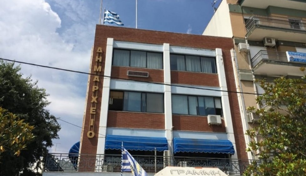 A generic square placeholder image with rounded corners in a figure.