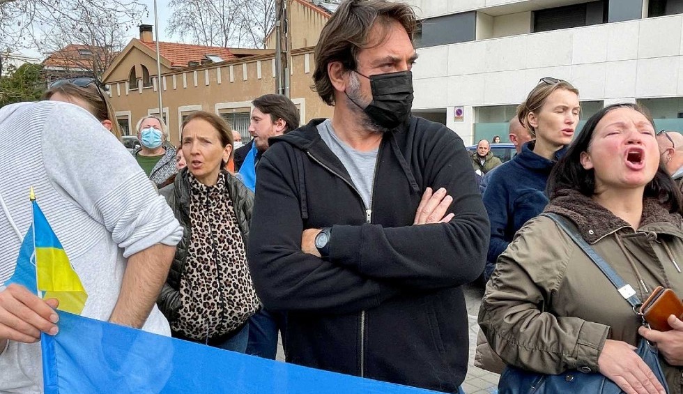 A generic square placeholder image with rounded corners in a figure.