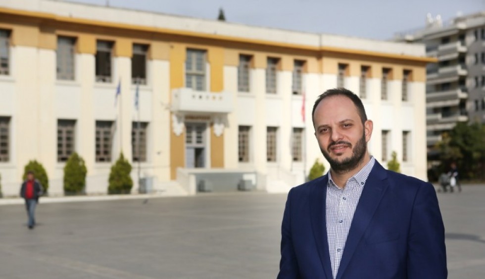 A generic square placeholder image with rounded corners in a figure.