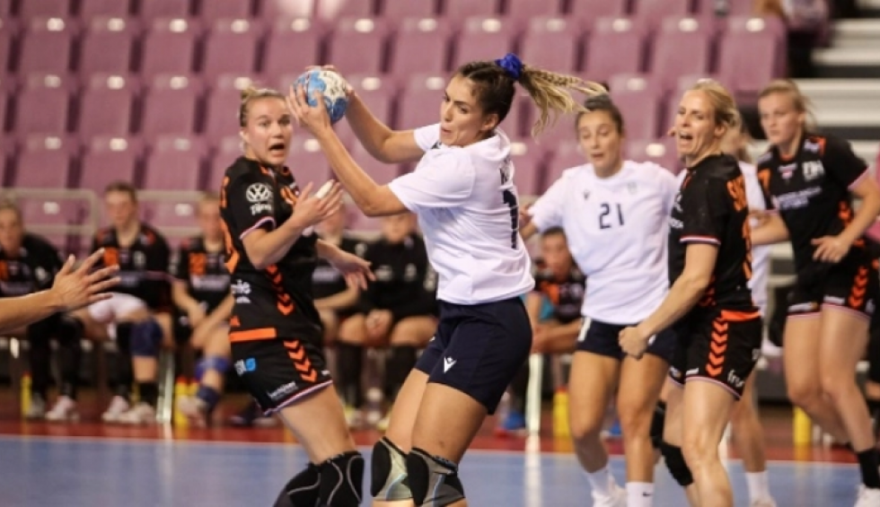 A generic square placeholder image with rounded corners in a figure.