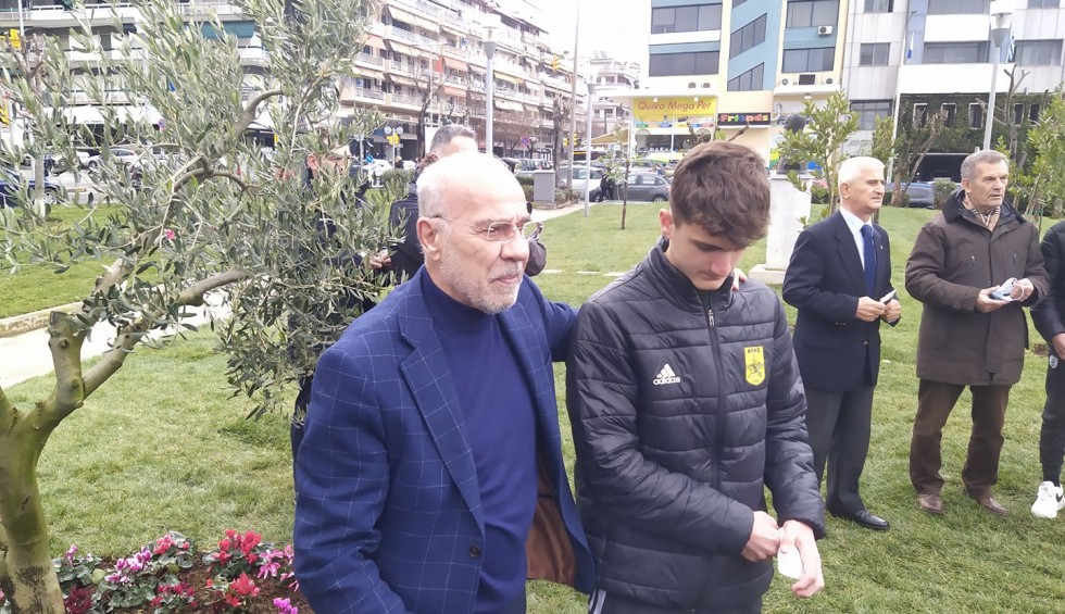 A generic square placeholder image with rounded corners in a figure.