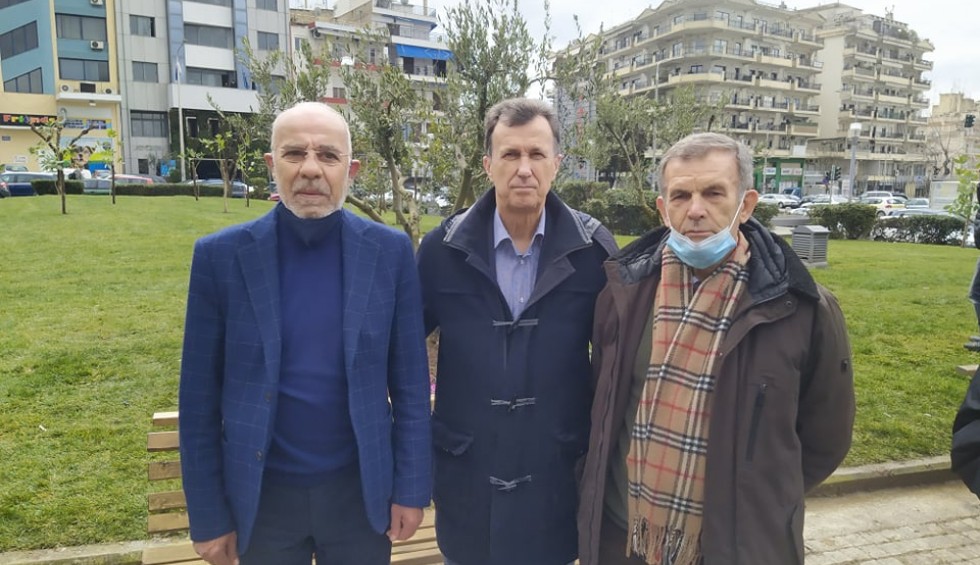 A generic square placeholder image with rounded corners in a figure.