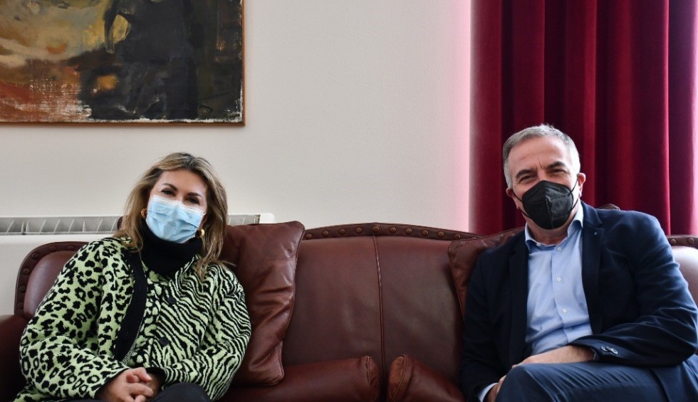 A generic square placeholder image with rounded corners in a figure.