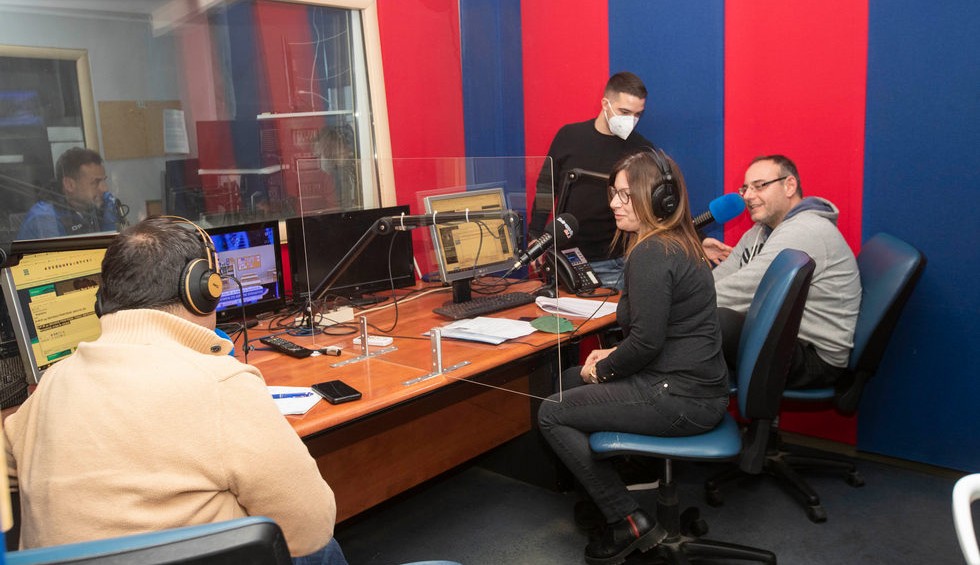 A generic square placeholder image with rounded corners in a figure.