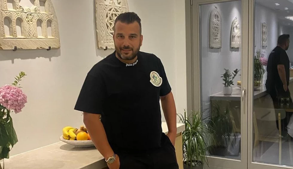 A generic square placeholder image with rounded corners in a figure.