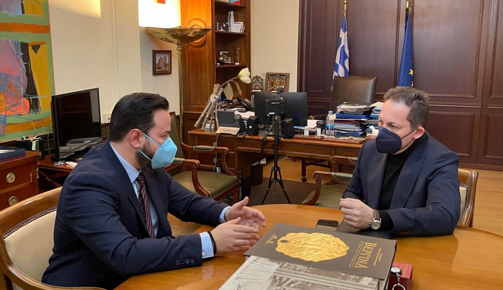 A generic square placeholder image with rounded corners in a figure.