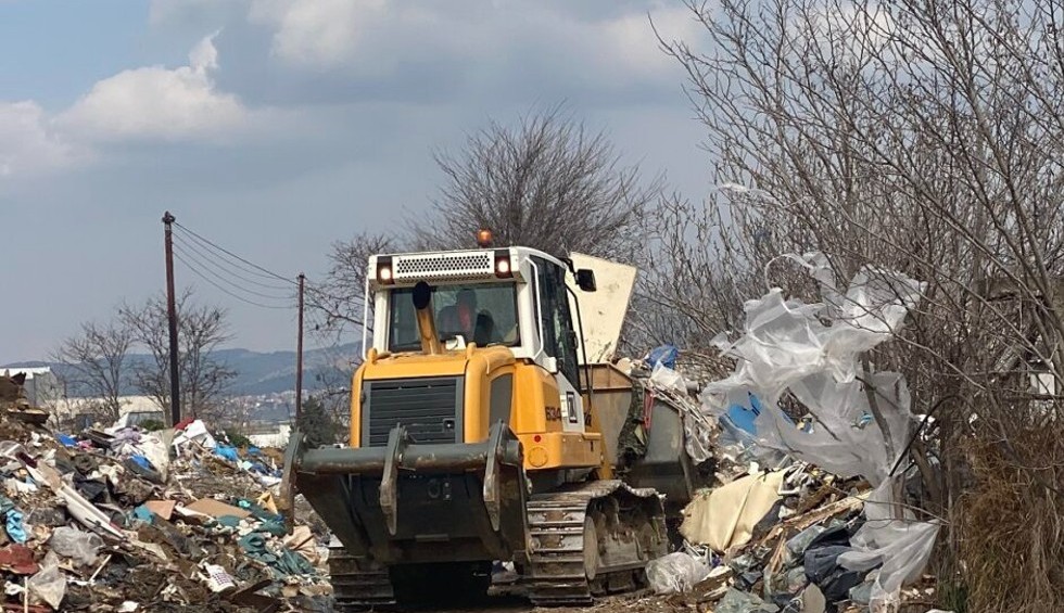 A generic square placeholder image with rounded corners in a figure.