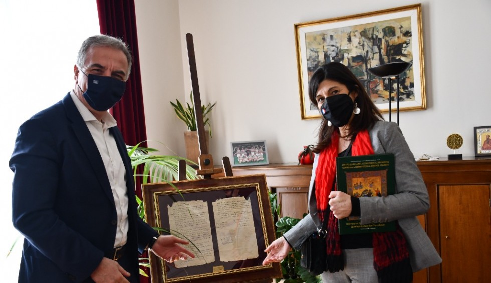 A generic square placeholder image with rounded corners in a figure.