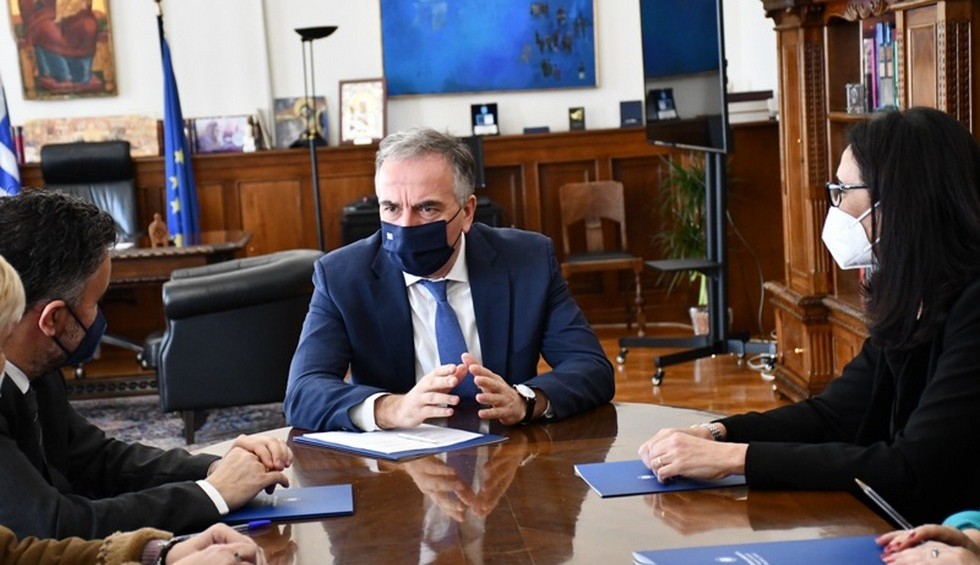 A generic square placeholder image with rounded corners in a figure.