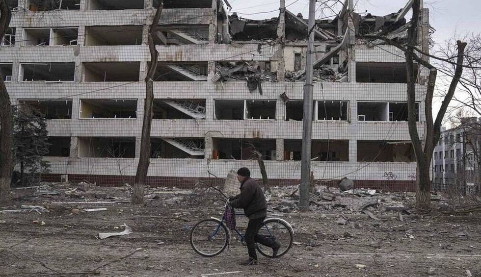 A generic square placeholder image with rounded corners in a figure.