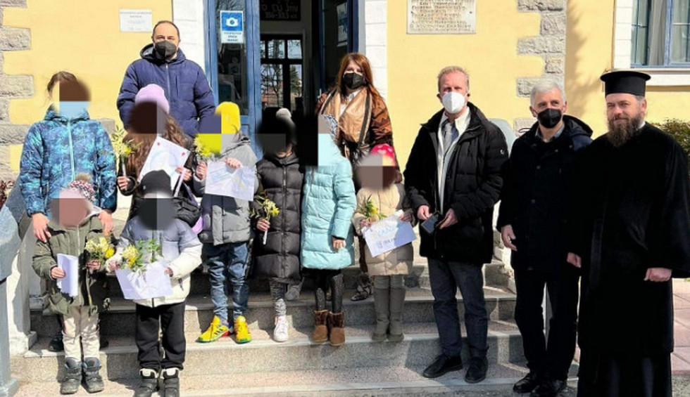 A generic square placeholder image with rounded corners in a figure.