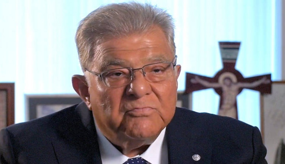 A generic square placeholder image with rounded corners in a figure.