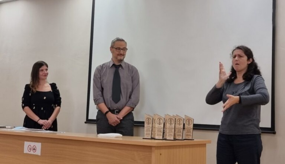 A generic square placeholder image with rounded corners in a figure.