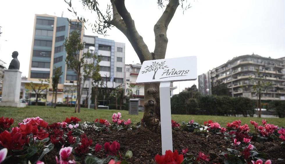 A generic square placeholder image with rounded corners in a figure.