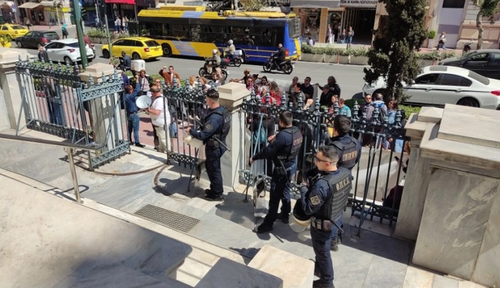 A generic square placeholder image with rounded corners in a figure.