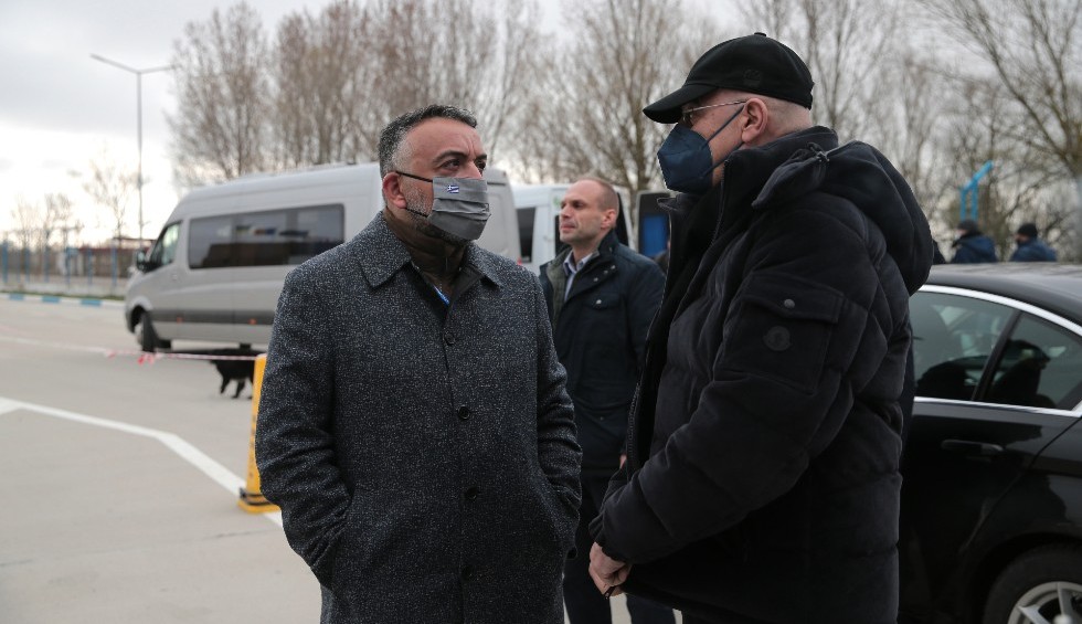 A generic square placeholder image with rounded corners in a figure.