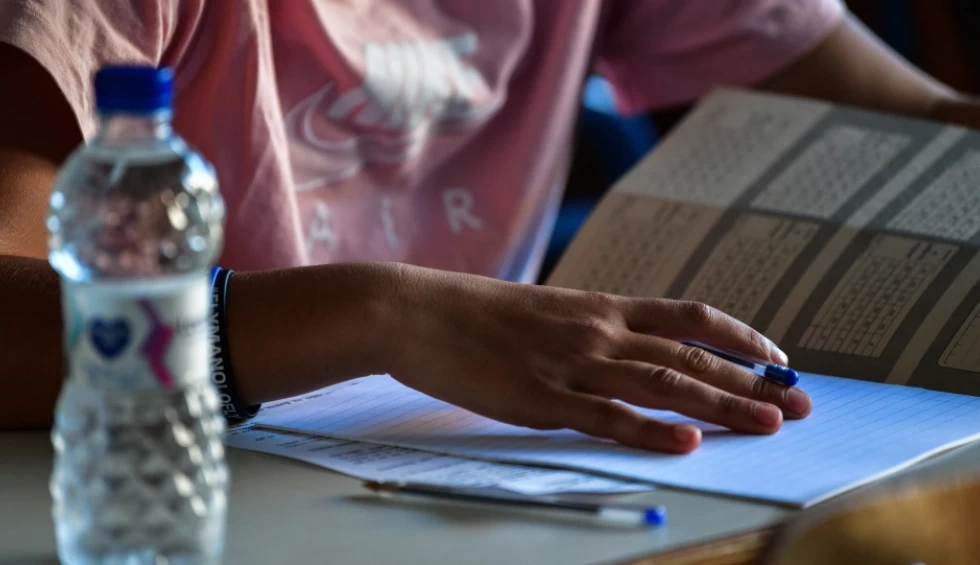 A generic square placeholder image with rounded corners in a figure.