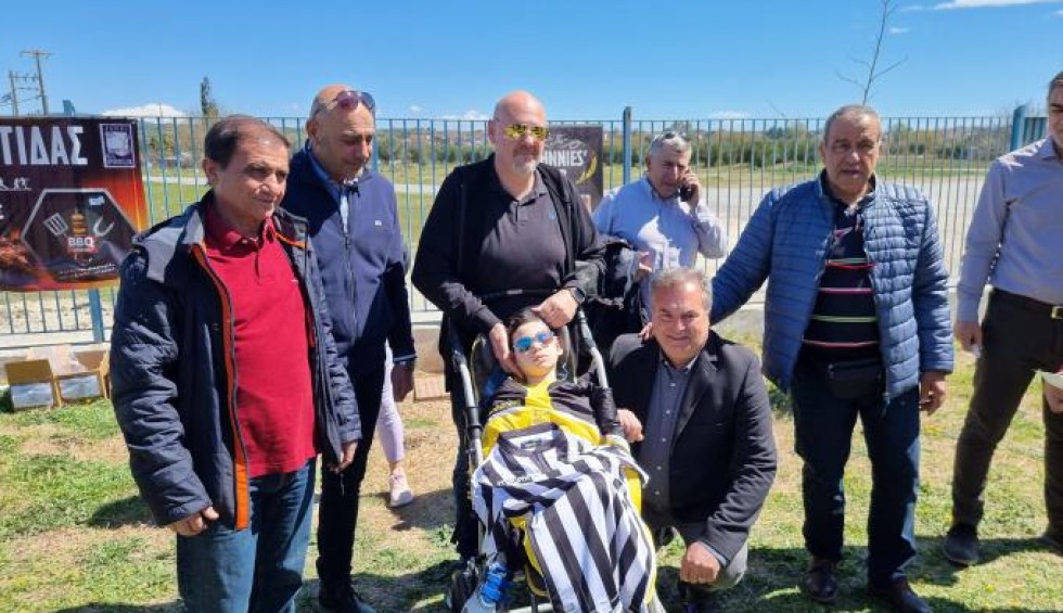 A generic square placeholder image with rounded corners in a figure.