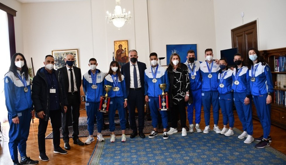 A generic square placeholder image with rounded corners in a figure.