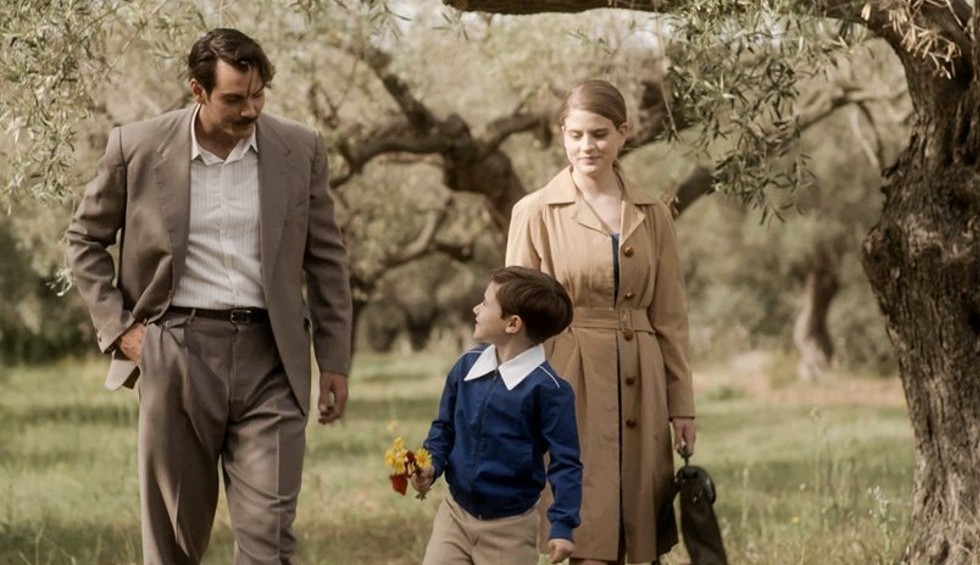 A generic square placeholder image with rounded corners in a figure.