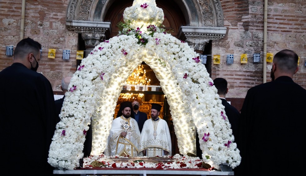 A generic square placeholder image with rounded corners in a figure.