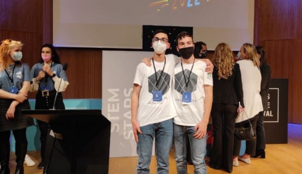 A generic square placeholder image with rounded corners in a figure.