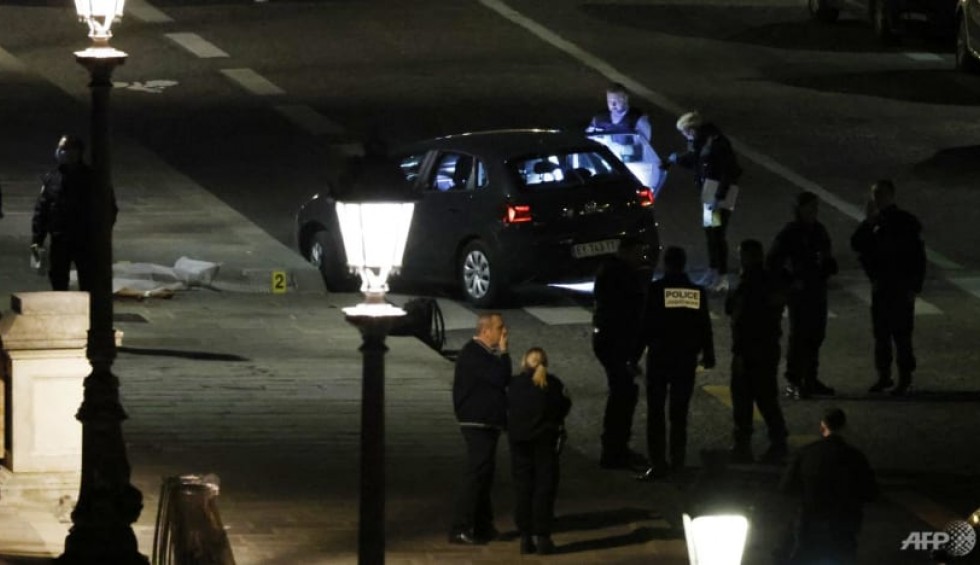 A generic square placeholder image with rounded corners in a figure.