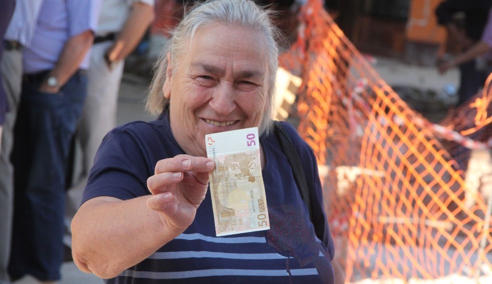 A generic square placeholder image with rounded corners in a figure.