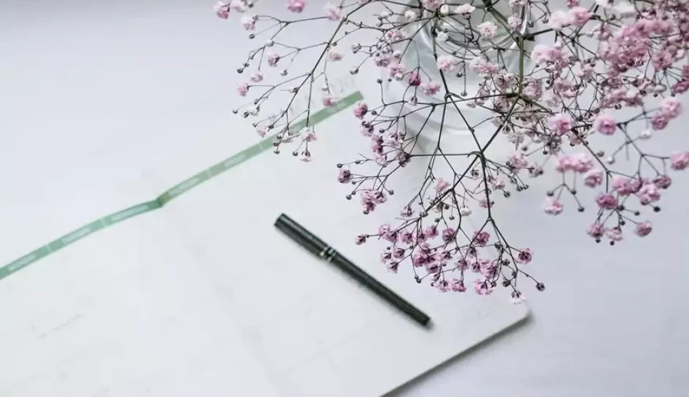 A generic square placeholder image with rounded corners in a figure.