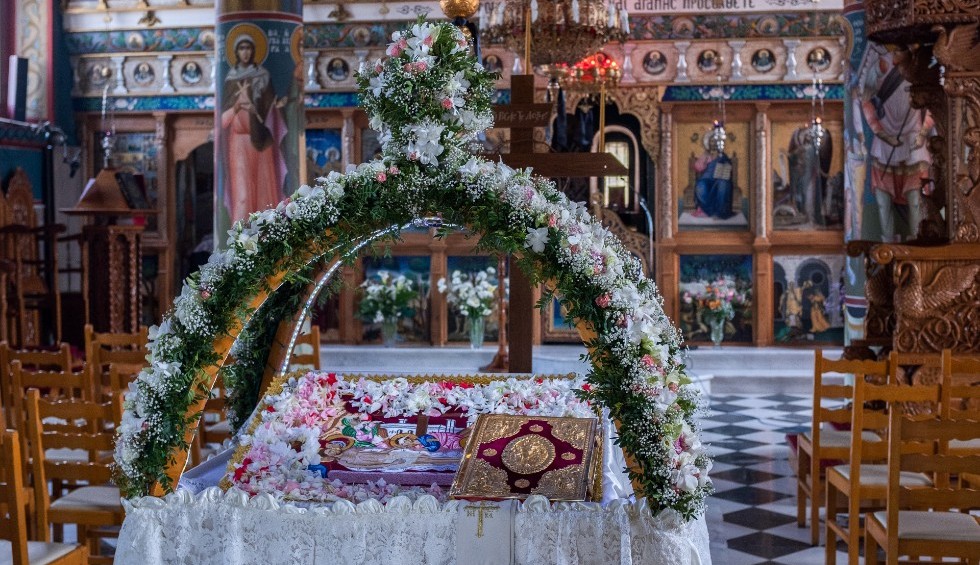 A generic square placeholder image with rounded corners in a figure.