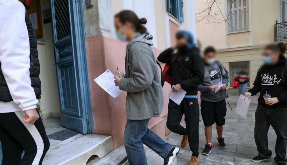 A generic square placeholder image with rounded corners in a figure.