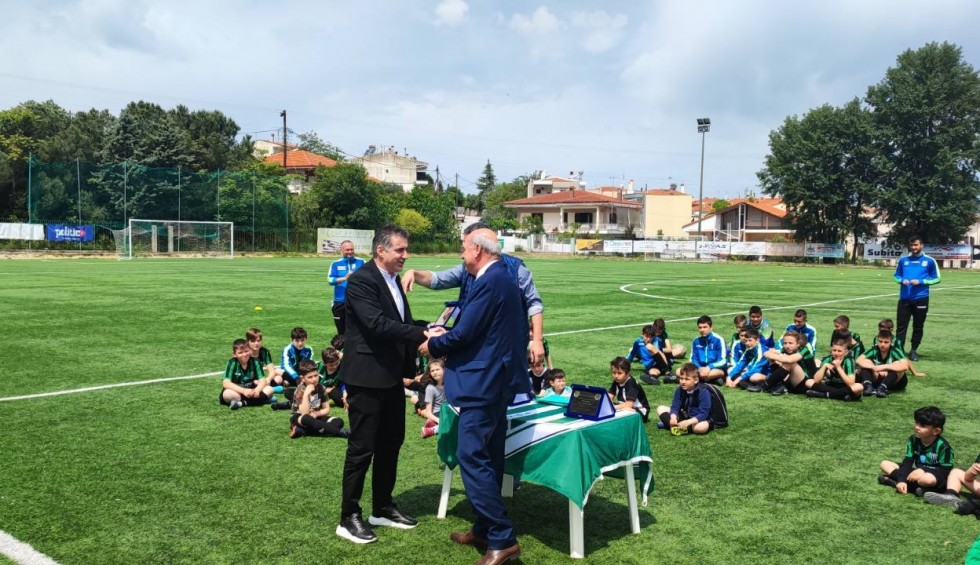 A generic square placeholder image with rounded corners in a figure.