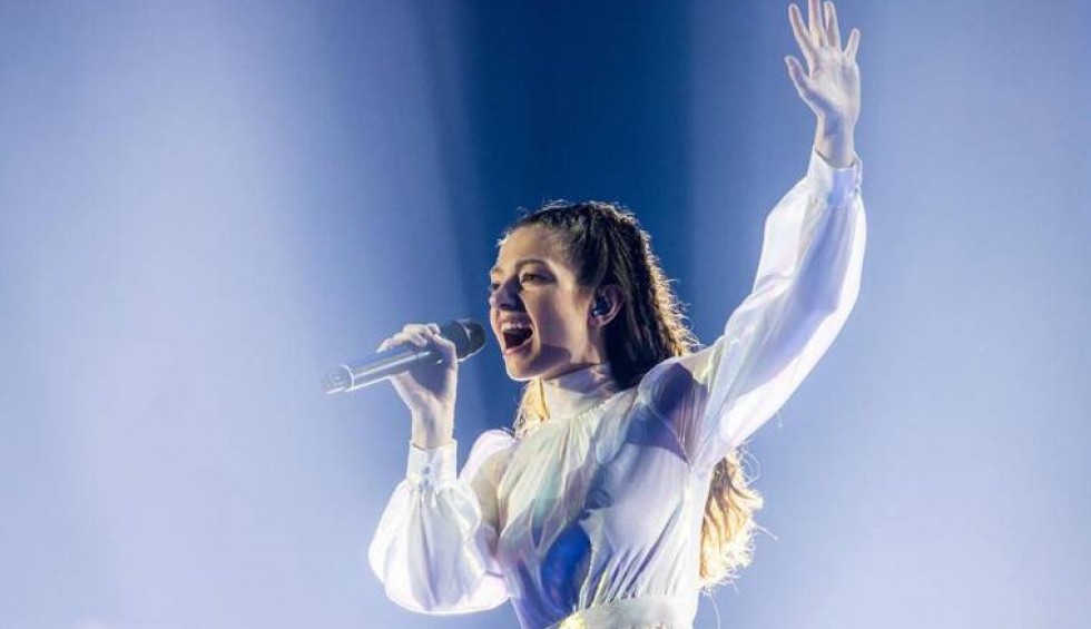 A generic square placeholder image with rounded corners in a figure.